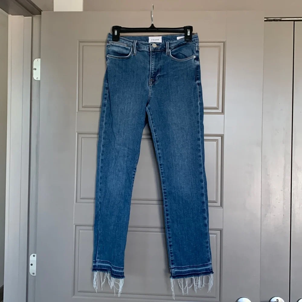 FRAME LE HIGH RISE STRAIGHT LEG JEAN 28 DISTRESSED HEM